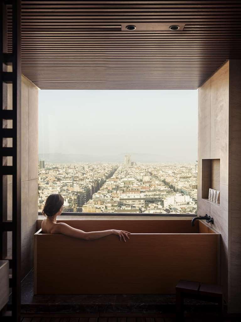 Nobu Hotel Барселона Екстериор снимка A woman in a bathtub